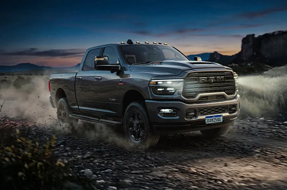 Ram 2500 Laramie Night Edition estreia com visual exclusivo e 436 cv