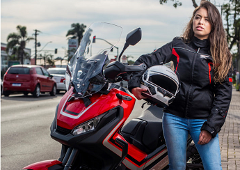 Lugar de mulher também é sobre duas rodas!