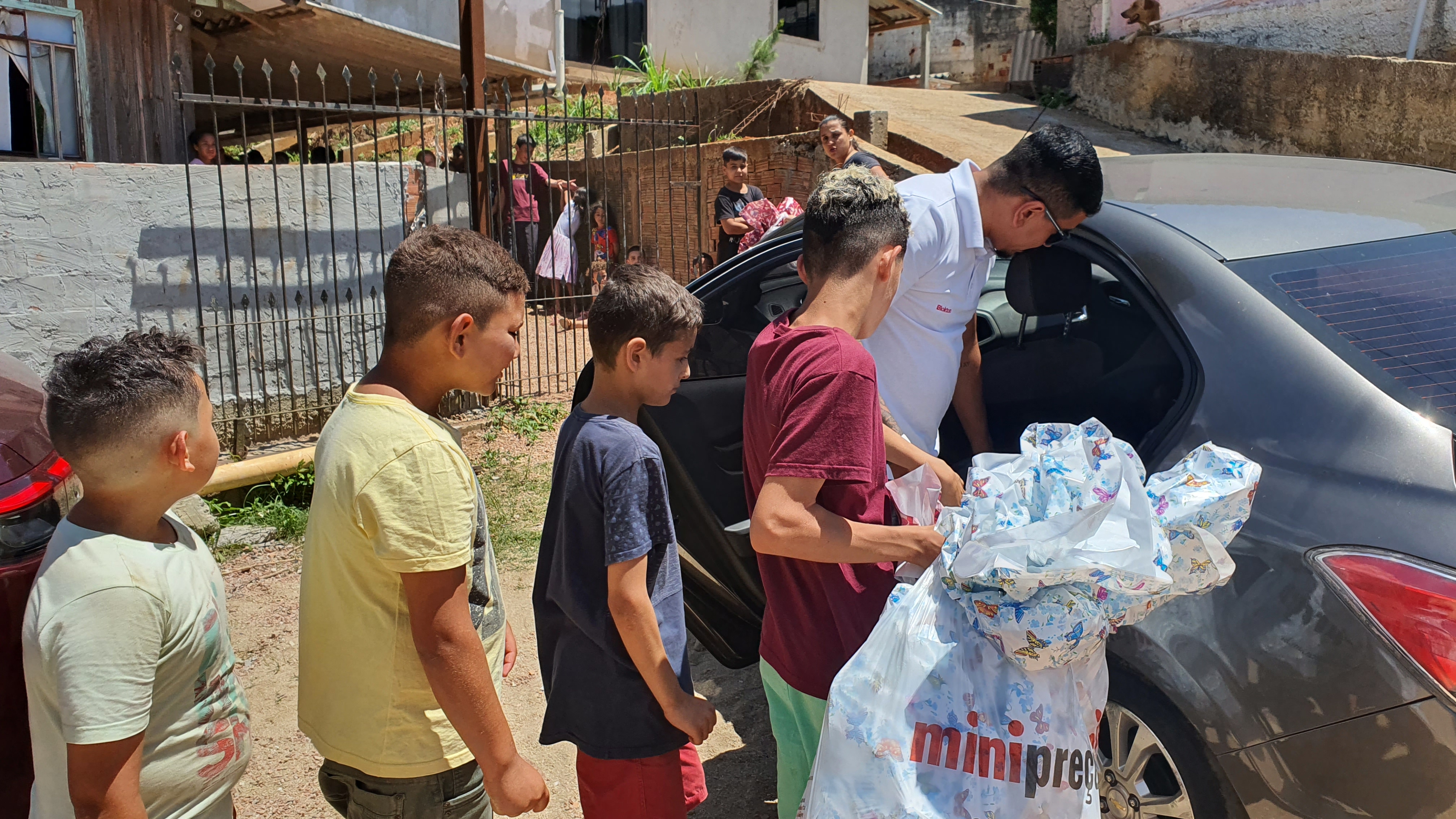 Crianças do Caximba recebem presentes de Natal