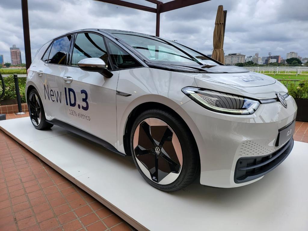 A Volkswagen está a caminho de lançar a sua própria revolução elétrica. Sua gama de modelos eletrificados ID começou como uma série de carros-conceito impressionantes, mas agora duas versões já foram apresentadas oficialmente para a mídia, ainda sem infor A Volkswagen está a caminho de lançar a sua própria revolução elétrica. Sua gama de modelos eletrificados ID começou como uma série de carros-conceito impressionantes, mas agora duas versões já foram apresentadas oficialmente para a mídia, ainda sem infor