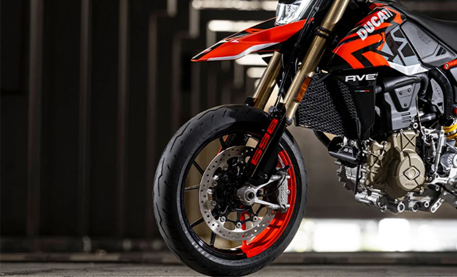 Ducati-Hypermotard-Mono-DWP24-Overview-carouse-imgtxt-677x740-03.webp?v=1780935618