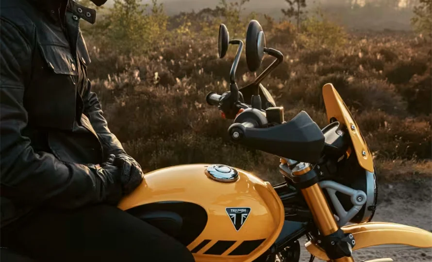 foto890_triumph-scrambler400xc-pilotagem-conteudo%20%283%29.webp
