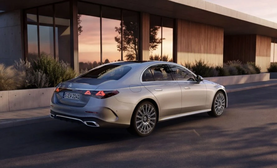 mercedes-benz-automoveis.classe-e-sedan.foto51878_890.v1793307094-6z1g