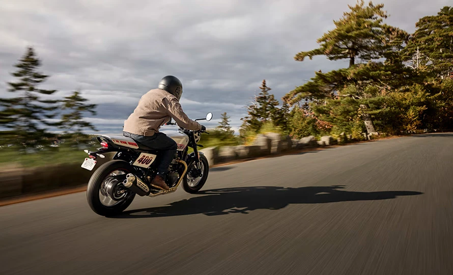 triumph.tracker-400.foto51290_890.v1789587908-eyj0