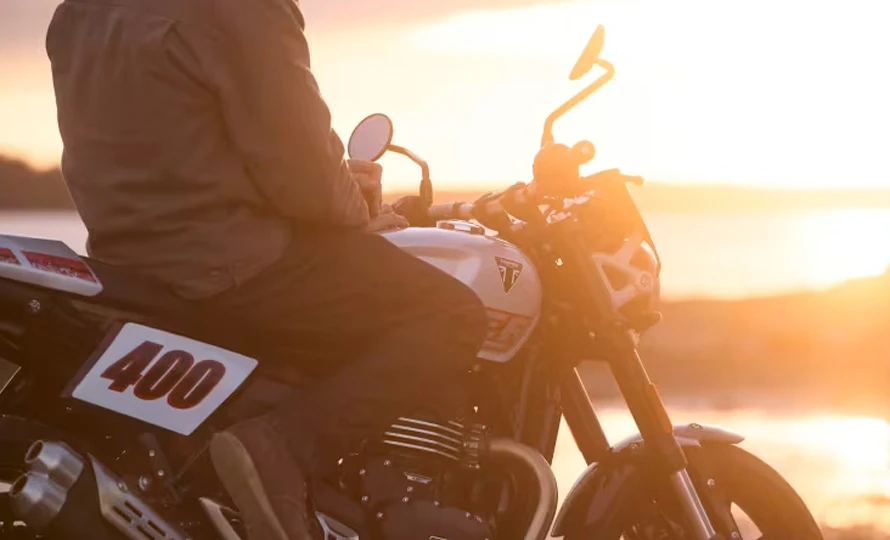 triumph.tracker-400.foto51298_890.v1789587916-5b8e