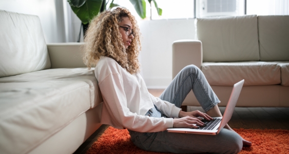 Imagem Mulher Vendo Opções de Seguros