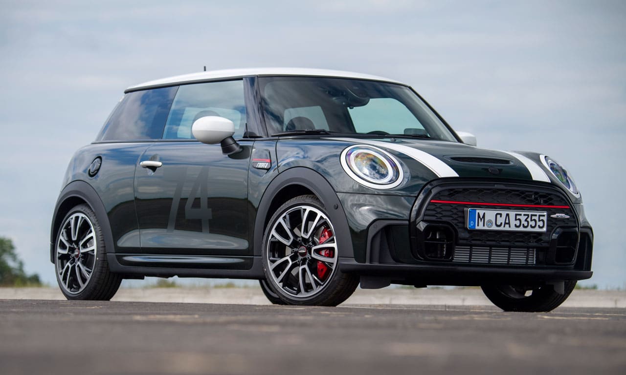 A MINI está trazendo de volta a transmissão manual em alguns de seus modelos de capota rígida de 2 portas para 2023