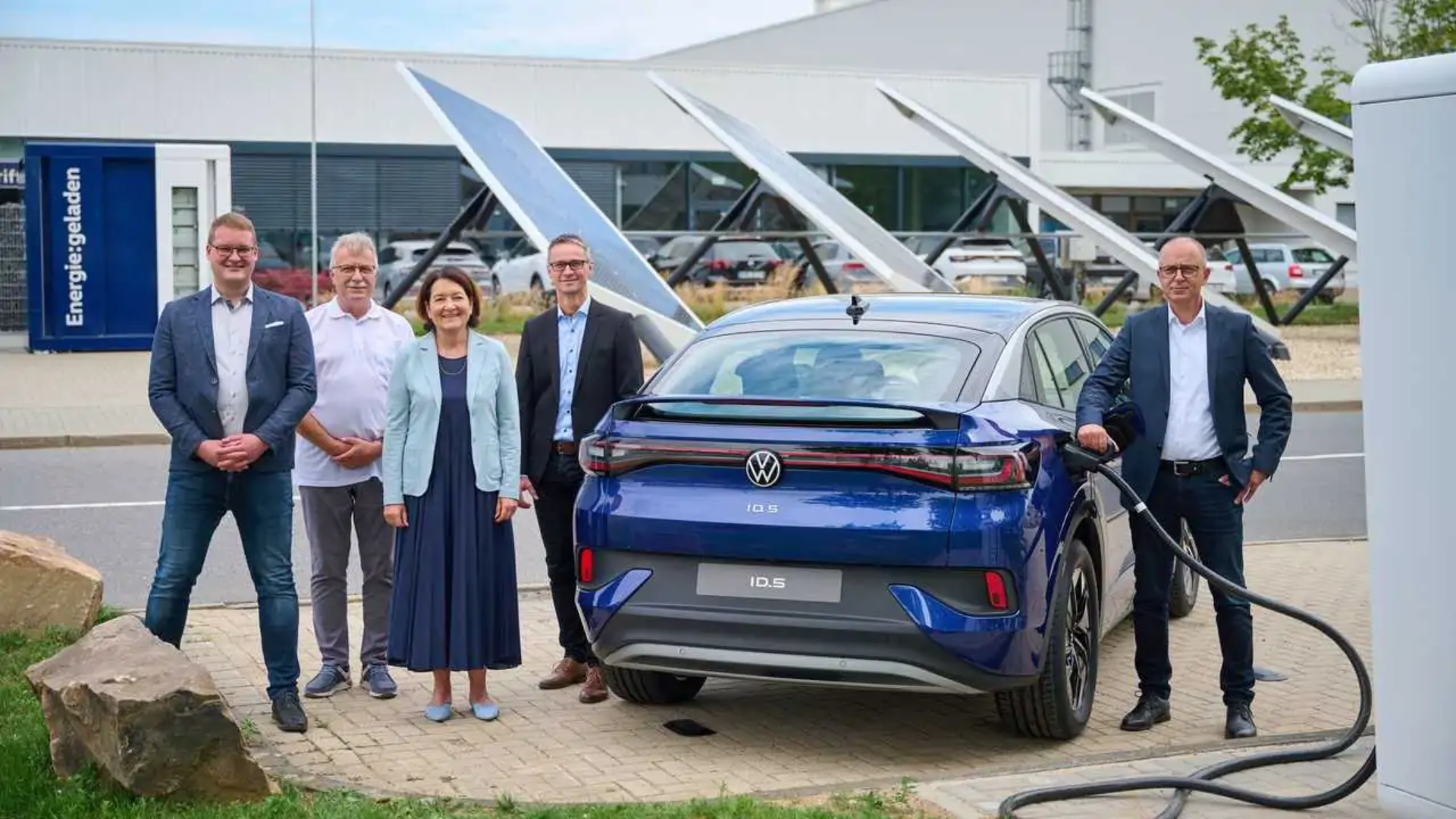 Estação de carregamento sustentável feita com baterias reutilizáveis da montadora alemã Volkswagen
