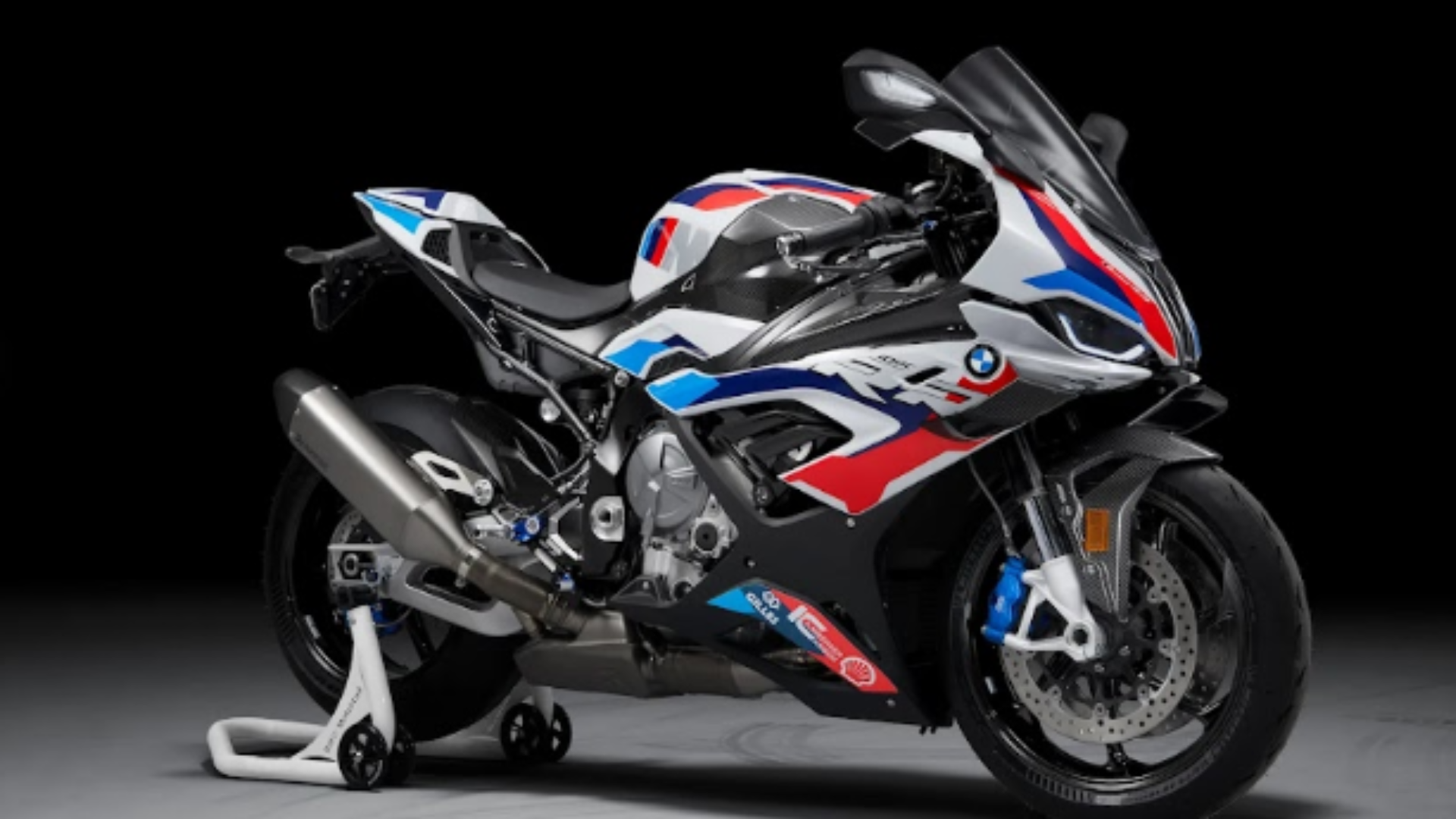 A superesportiva BMW S 1000 RR ganha asas e se mantém mais firme no chão do nunca