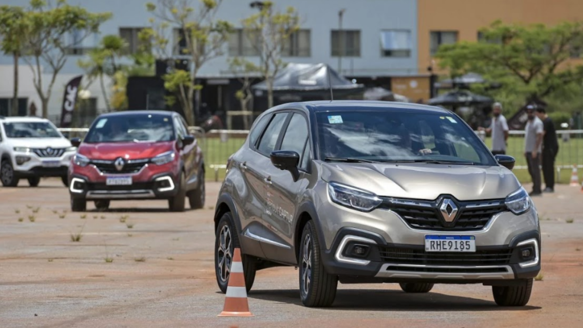 Curso de direção segura da Renault combina Kwid Electric e Captur Turbo