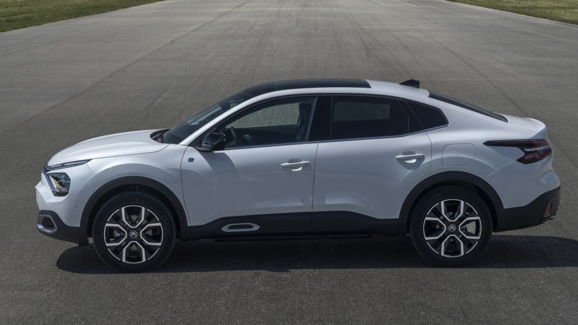 C4 X carrega a nova identidade visual da Citröen.