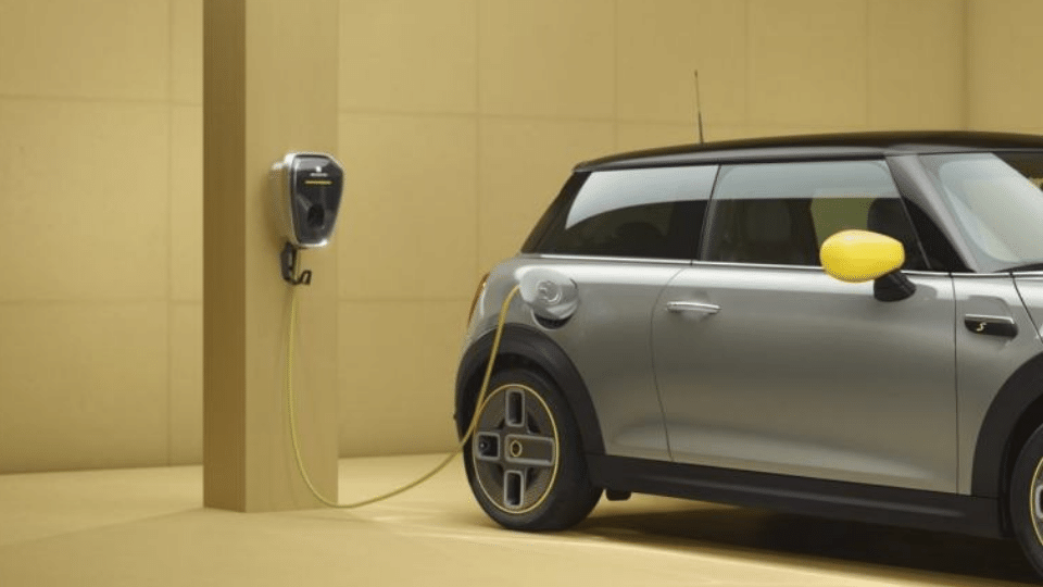 Condutor revela o prazer de dirigir um Mini elétrico