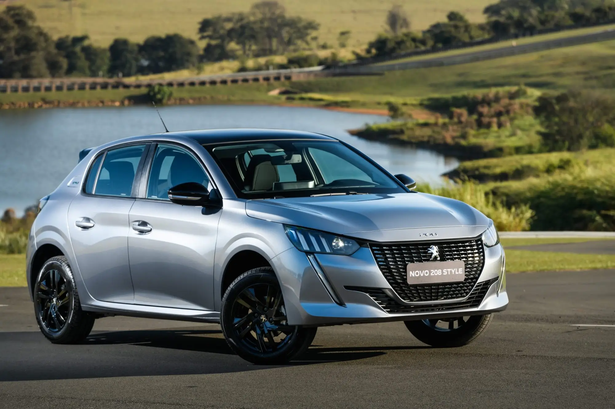 Peugeot 208 pode ser comprado por preço de carro popular no mercado nacional