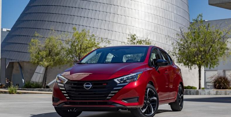 Confira o Nissan Versa 2024: descubra como é o sedã renovado que estará disponível ainda neste ano