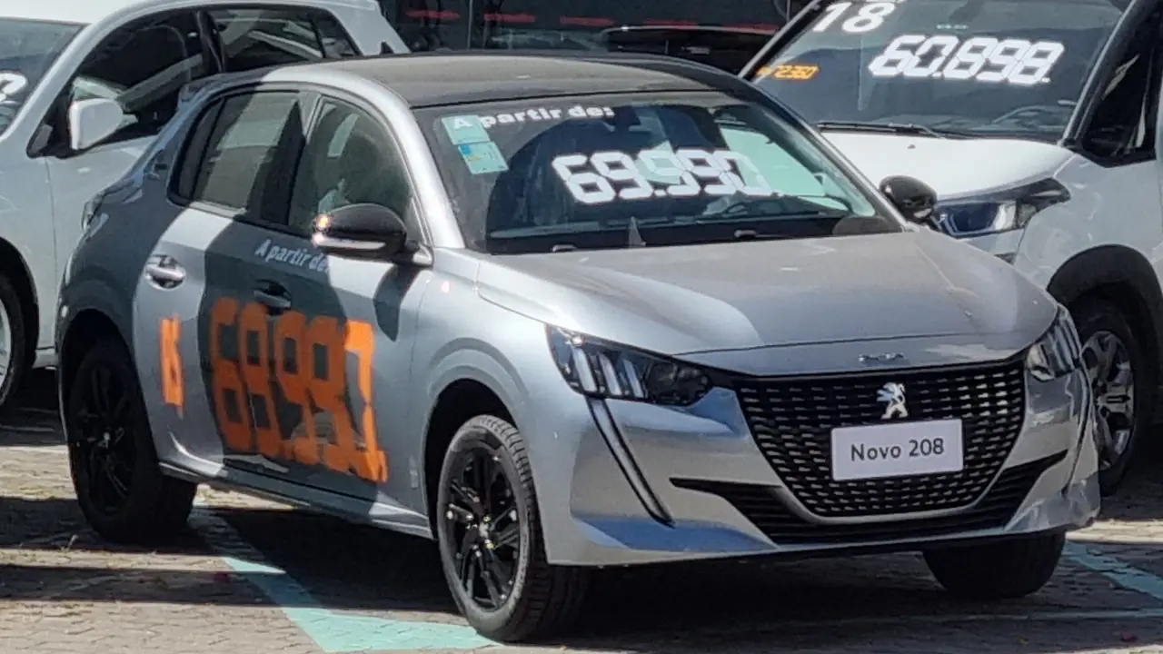 Peugeot inova com oferta irresistível: Peugeot 208 desafia carros populares ao igualar preço do Renault Kwid