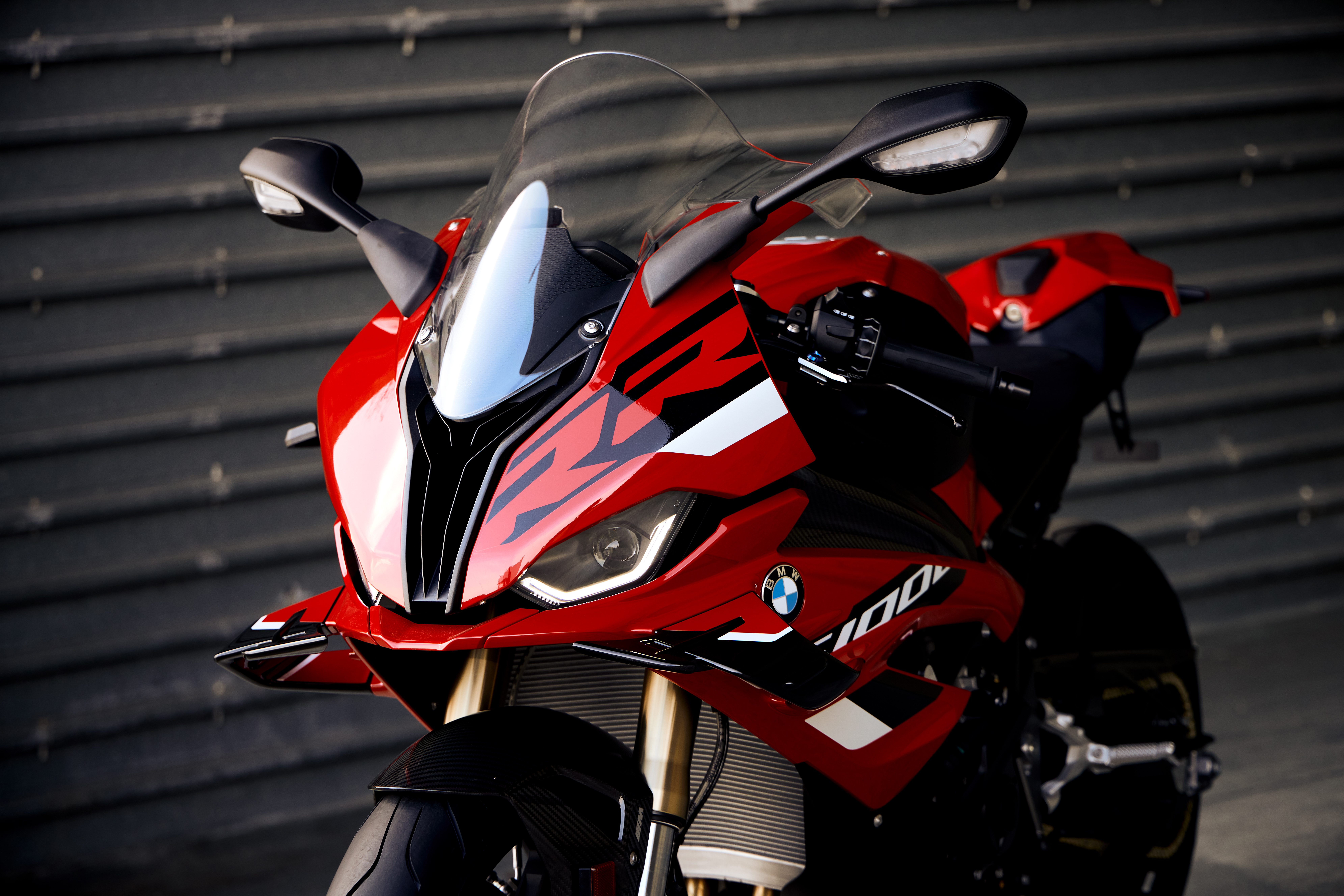 Superesportiva na área: Nova BMW S1000 RR inicia a produção no Brasil