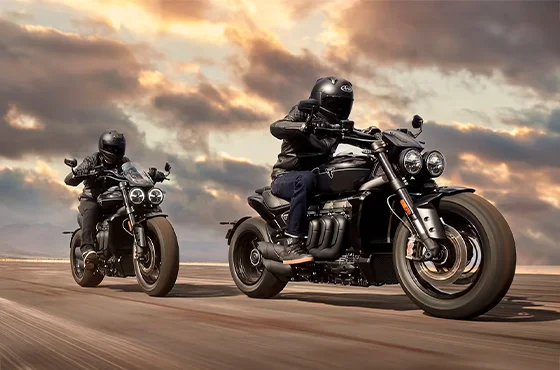Triumph Rocket 3: Potência e Liberdade na Saga Triumph