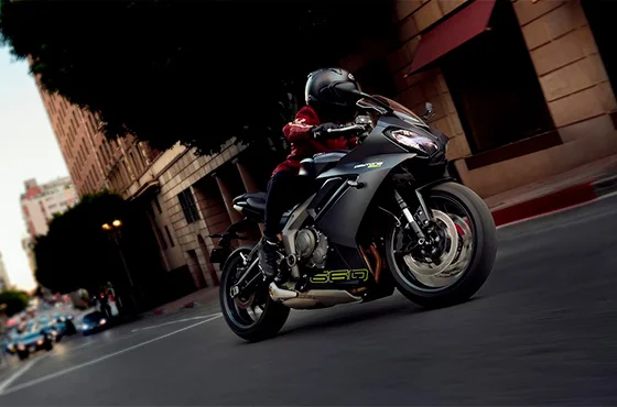 Triumph revela a incrível Daytona 660: potência, estilo e tecnologia em uma nova era