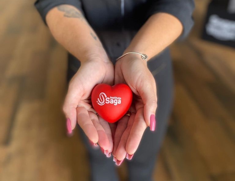 Entrega ação amigos do Instituto Saga