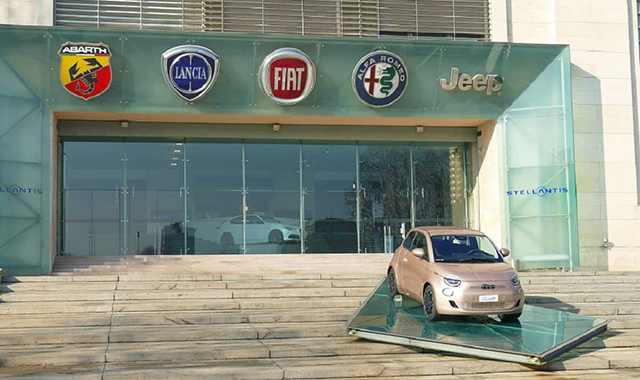 O futuro dos veículos elétricos: Stellantis promete baterias 50% mais