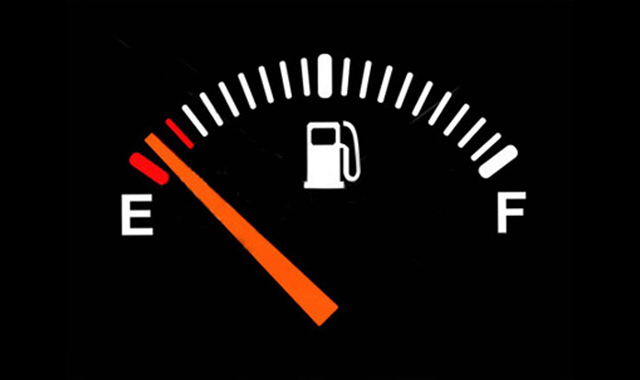 Por que não devo rodar com o combustível na reserva?
