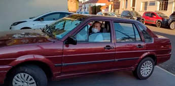 Homem de 102 anos dirige um Volkswagen
