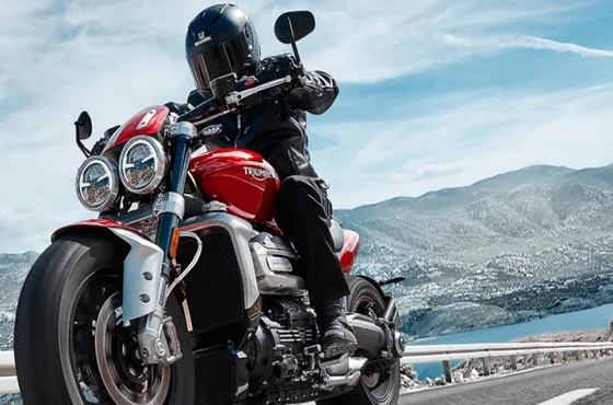 Triumph Rocket 3: Potência e Liberdade na Saga Triumph