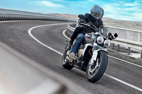 Triumph Rocket 3 Storm: Moto Potente e Sofisticada