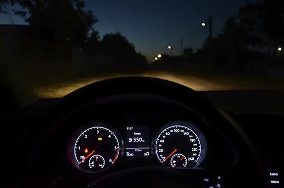 Dicas cruciais para dirigir à noite com segurança Dicas cruciais para dirigir à noite com segurança