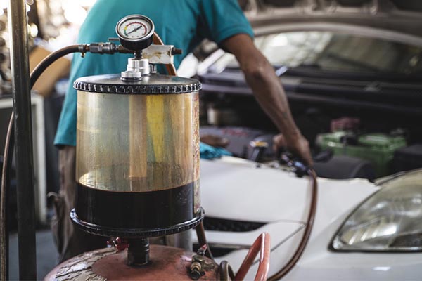 Troca de óleo a vácuo vale a pena?